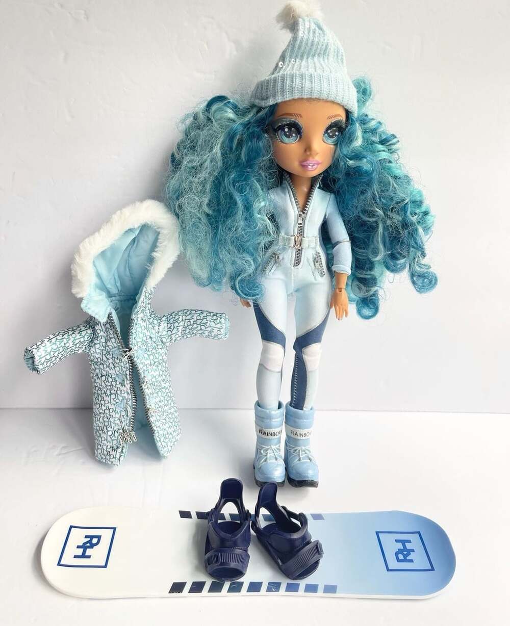 Rainbow High Winter Break Skyler Bradshaw Fashion Doll with Blue Outfit Snowboar